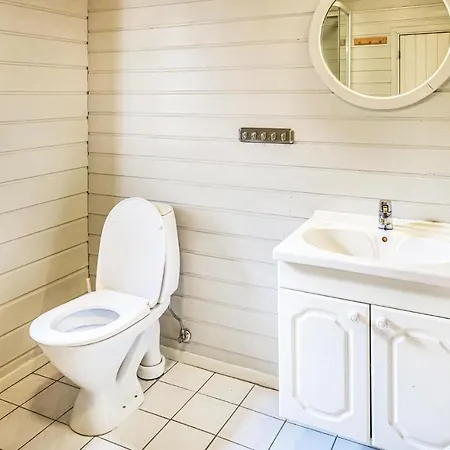 Pet Friendly In Sjernaroy With Wifi Holiday home Mjolsnes
